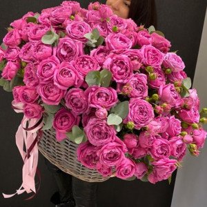 Корзина 101 пионовидная роза с эвкалиптом