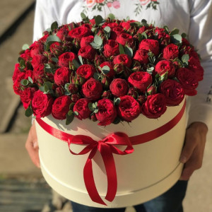 101 пионовидная красная роза в коробке