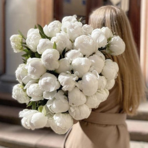 35 белых пионов с лентами