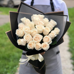 Букет 25 кремовых роз с темной упаковкой