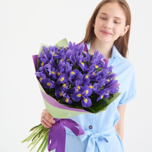 Букет 29 синих ирисов с оформлением